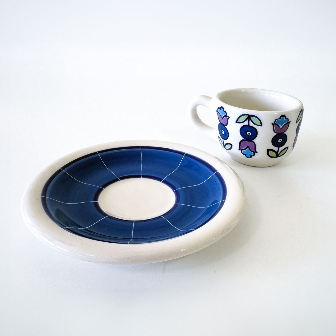 كوب قهوة تركي بتصميم زهرة عين الزرقاء وصحن