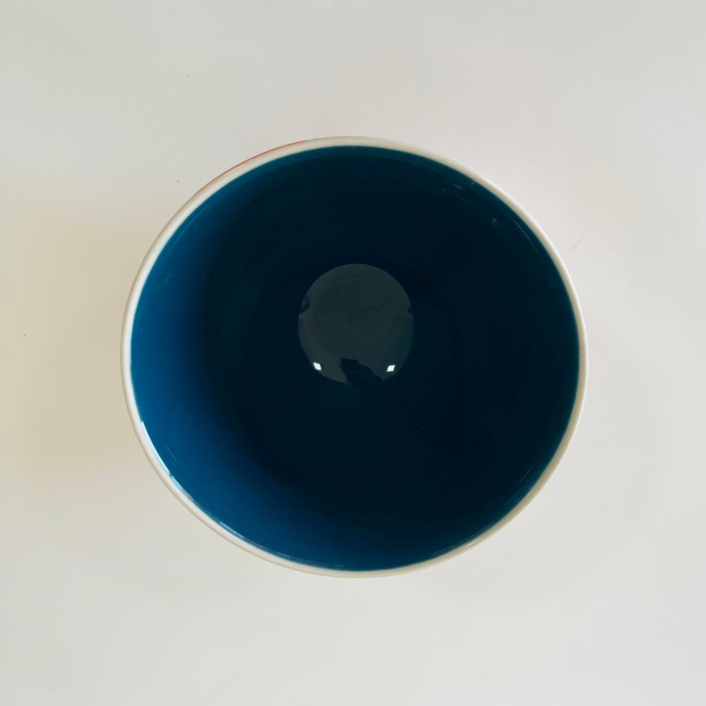 وعاء مخروطي الشكل من درويش باللون البرتقالي