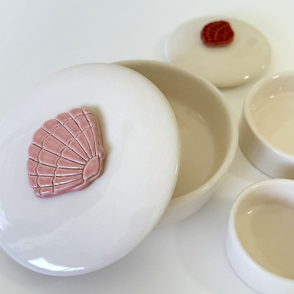 مجموعة من ثلاث علب على شكل صدف الكنز