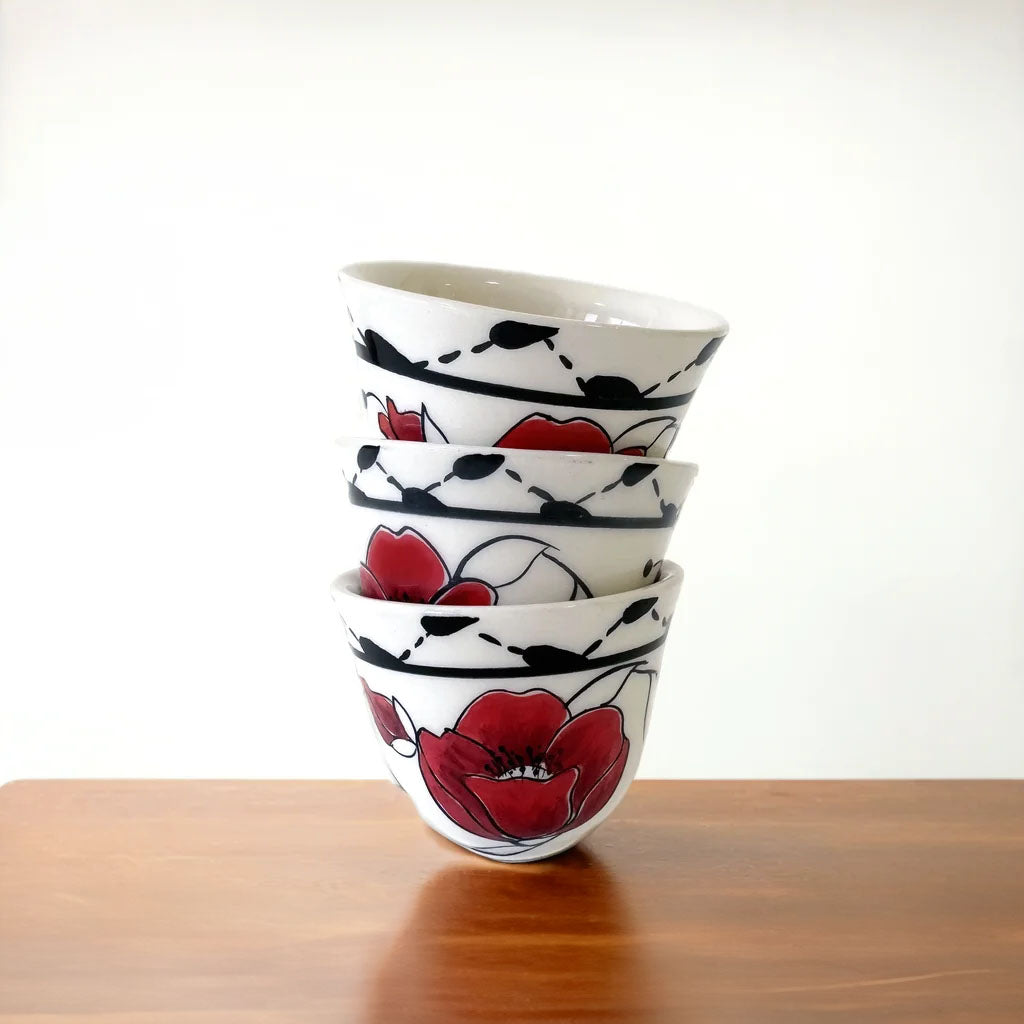 فناجين قهوة مزينة بالخشخاش والكوفية الفلسطينية